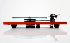Platine vinyle REGA PLANAR 3 rouge face / AUDIO HARMONIA Bordeaux