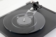 Platine vinyle REGA PLANAR 6 noire détail / AUDIO HARMONIA Bordeaux