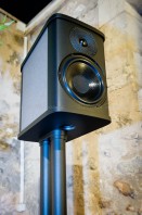 Enceinte WILSON BENESCH PRECISION P1.0 dessous / AUDIO HARMONIA Bordeaux